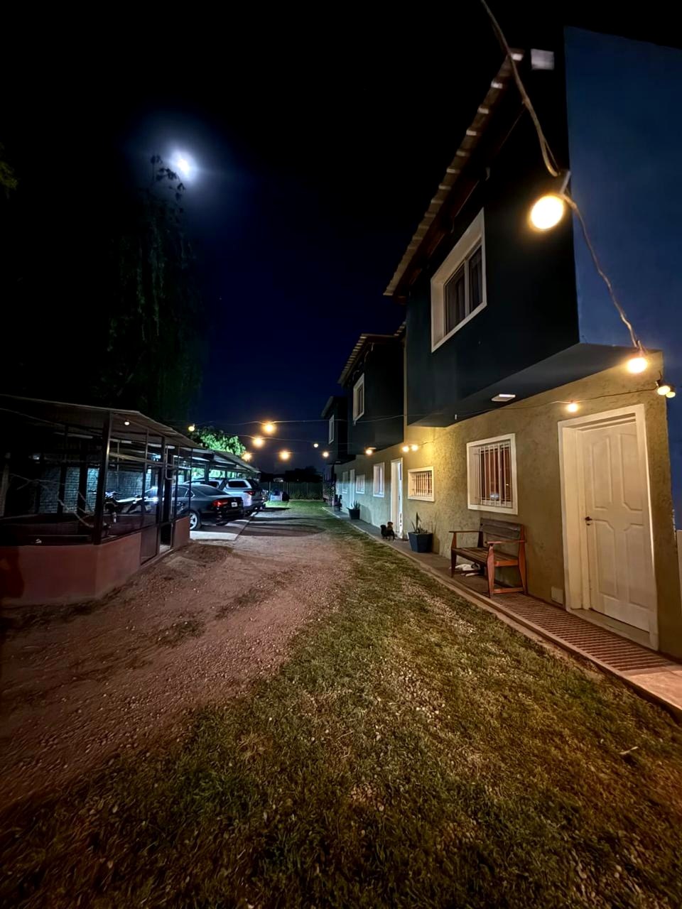 El pasillo del complejo de noche, con las guirnaldas encendidas