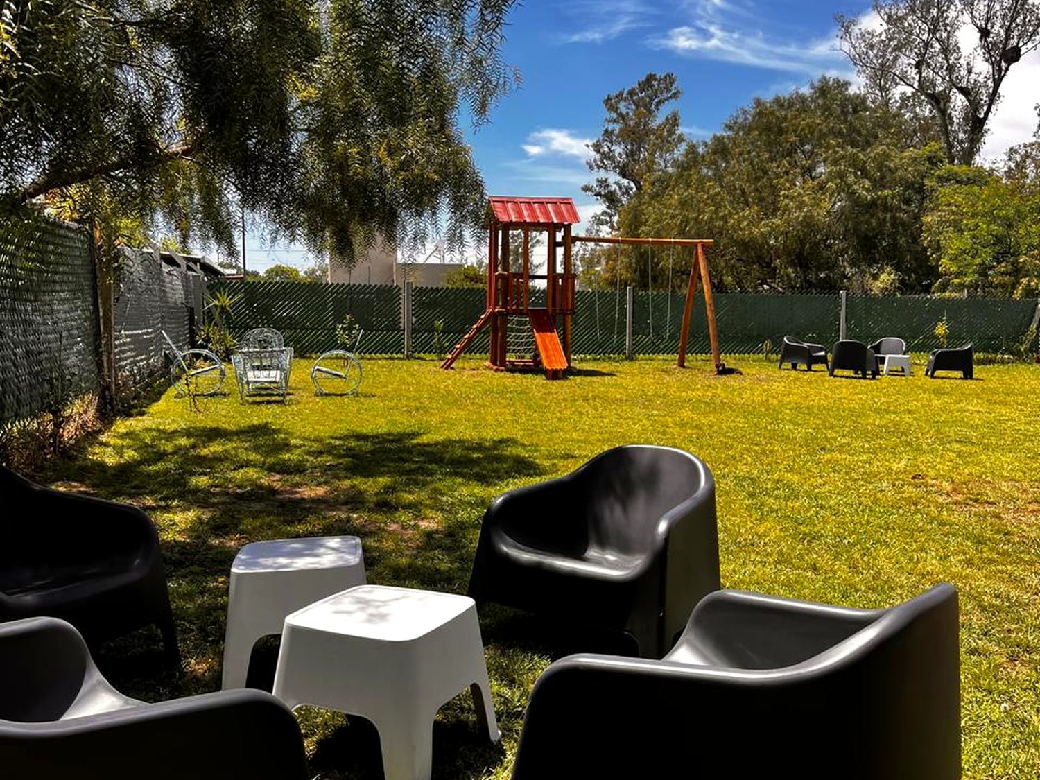 El parque a la tarde, con los juegos al fondo